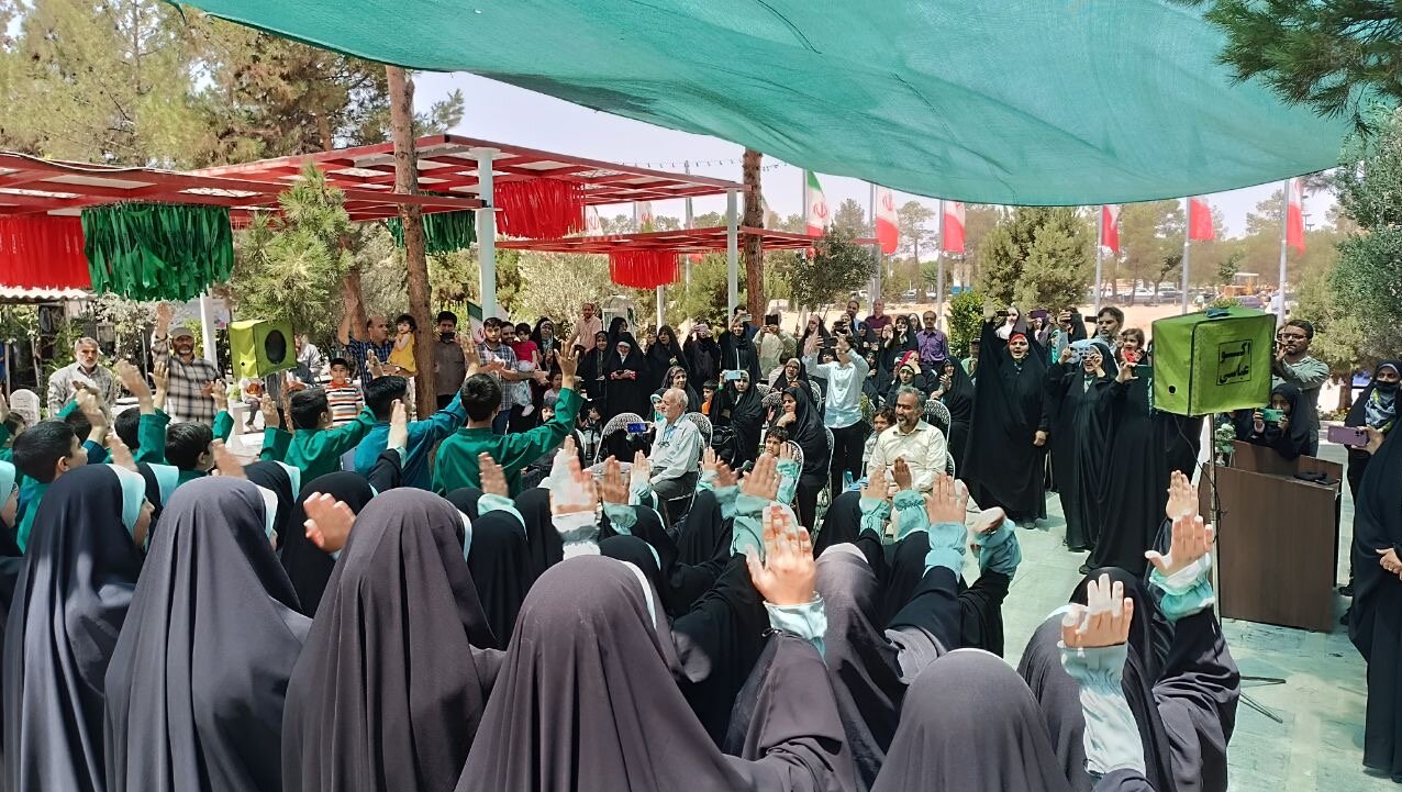 مردم جشن تولد شهیدمرتضی سعیدنژاد را در کنار آرامگاهش جشن گرفتند