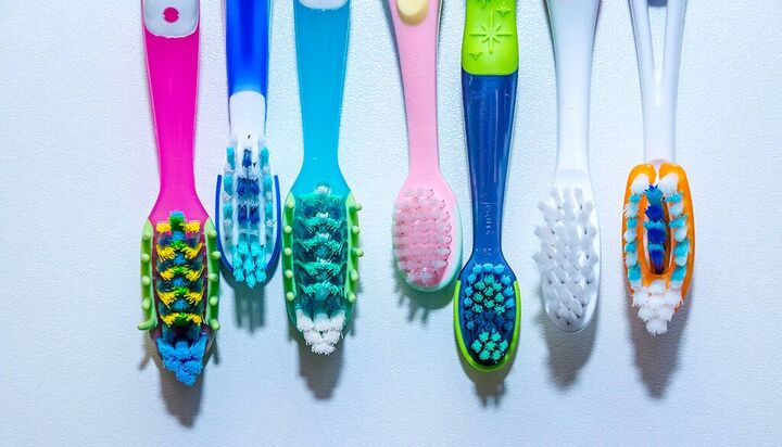 چه زمانی مسواک خود را تعویض کنیم؟ چه زمانی مسواک خود را تعویض کنیم؟