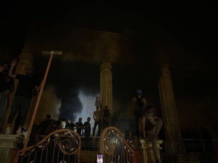 سفارت سوئد در بغداد به آتش کشیده شد
