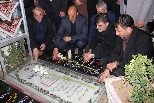 ادای احترام سردار رادان به سپهبد شهید حاج قاسم سلیمانی/ دیدار با خانواده ۲ شهید ادای احترام سردار رادان به سپهبد شهید حاج قاسم سلیمانی/ دیدار با خانواده ۲ شهید