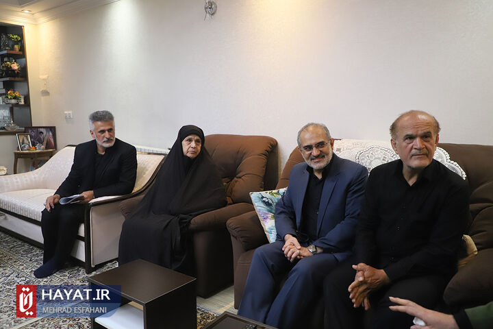 دیدار معاون امور مجلس با دو مادر شهید