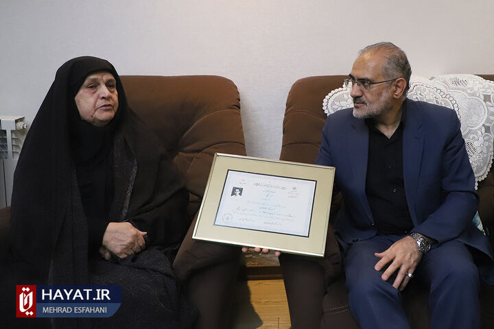 دیدار معاون امور مجلس با دو مادر شهید