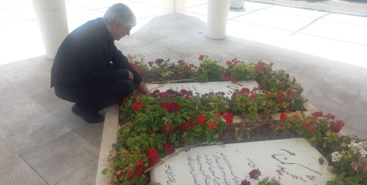 شروع به کار سرپرست وزارت ورزش با حضور بر سر مزار شهدا (عکس)