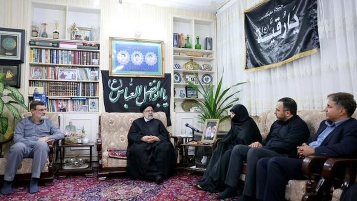 دیدار رئیسجمهور و رئیس بنیاد شهید و امور ایثارگران با خانواده شهیدان خالقیپور دیدار رئیسجمهور و رئیس بنیاد شهید و امور ایثارگران با خانواده شهیدان خالقیپور