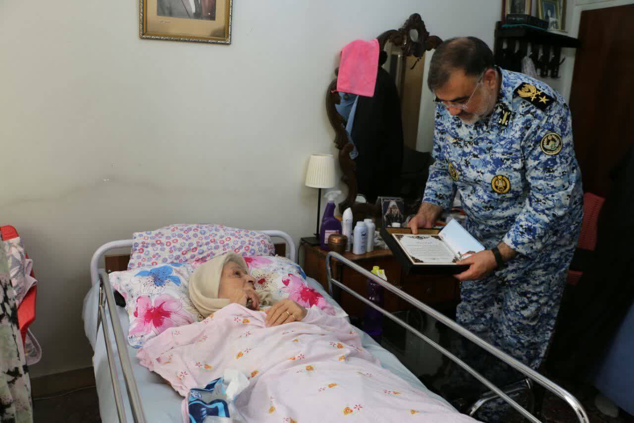 دیدار فرمانده نیرو هوایی ارتش با خانواده شهیدان «نذیر شرکا» و «رجب فردی»