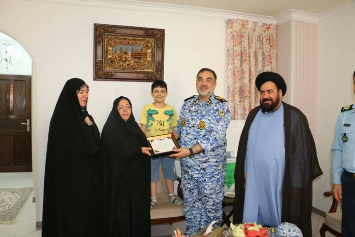 دیدار فرمانده نیرو هوایی ارتش با خانواده شهیدان «نذیر شرکا» و «رجب فردی» دیدار فرمانده نیرو هوایی ارتش با خانواده شهیدان «نذیر شرکا» و «رجب فردی»