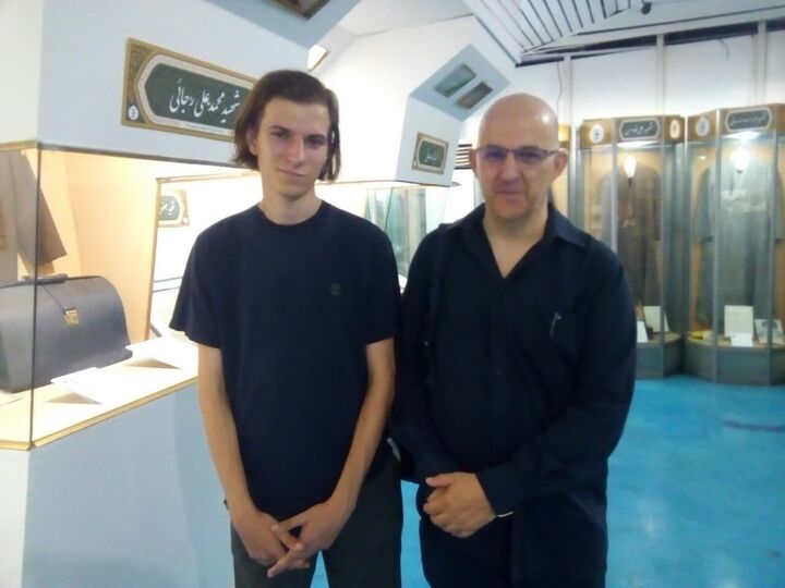 بازدید دو گردشگر سوئیسی از موزه شهدا بازدید دو گردشگر سوئیسی از موزه شهدا