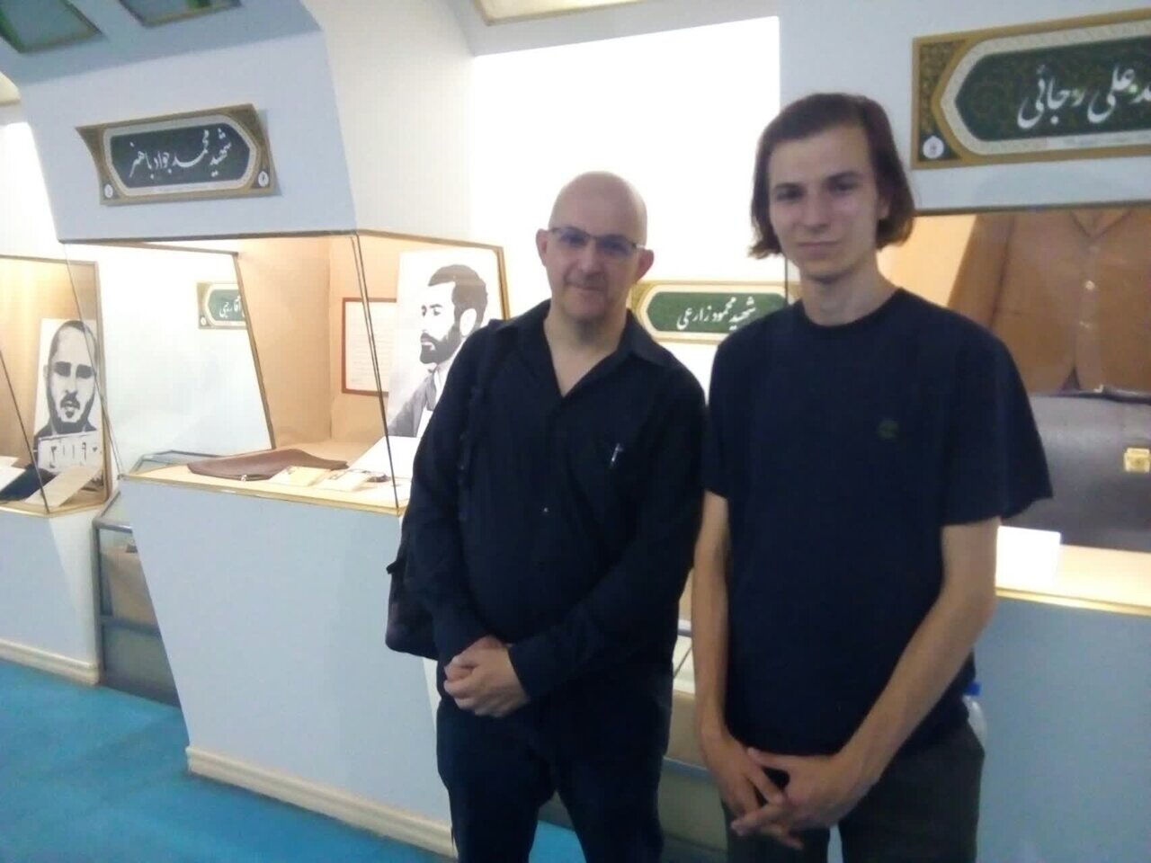 بازدید دو گردشگر سوئیسی از موزه شهدا