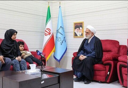 دیدار رییس قوه قضاییه با کودک بازمانده از عملیات تروریستی حرم شاهچراغ دیدار رییس قوه قضاییه با کودک بازمانده از عملیات تروریستی حرم شاهچراغ