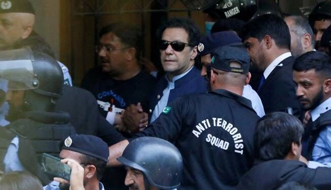 عمران خان پنج سال از فعالیت سیاسی منع شد عمران خان پنج سال از فعالیت سیاسی منع شد