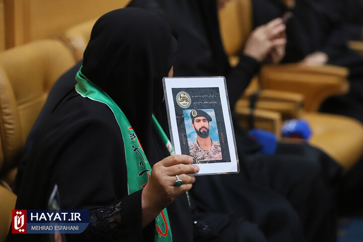 دیدار خانواده شهدای مدافع حرم با رئیس جمهور (2)