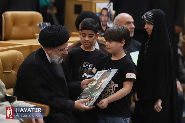 دیدار خانواده شهدای مدافع حرم با رئیس جمهور (2)