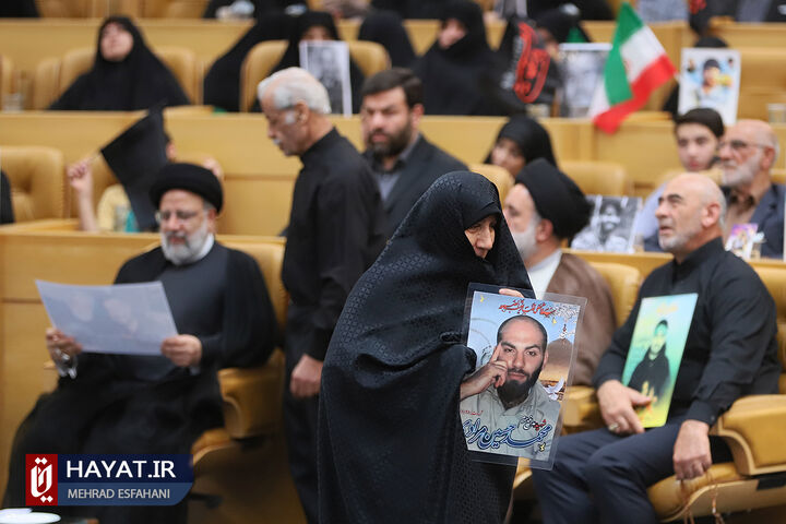 دیدار خانواده شهدای مدافع حرم با رئیس جمهور (2)