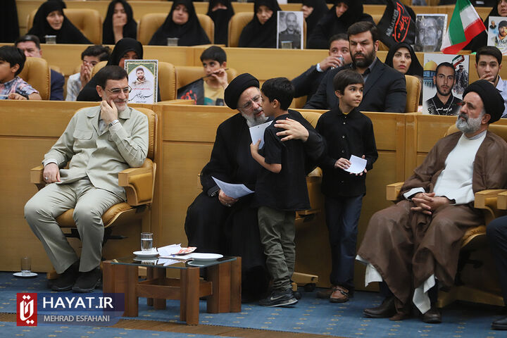 دیدار خانواده شهدای مدافع حرم با رئیس جمهور (2)