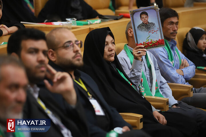 دیدار خانواده شهدای مدافع حرم با رئیس جمهور (2)