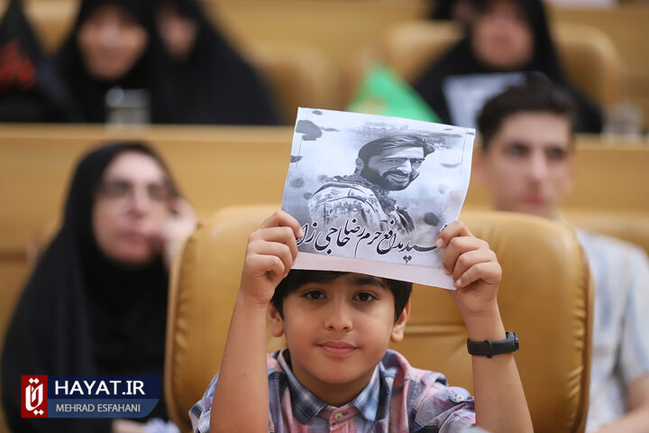 دیدار خانواده شهدای مدافع حرم با رئیس جمهور (2)