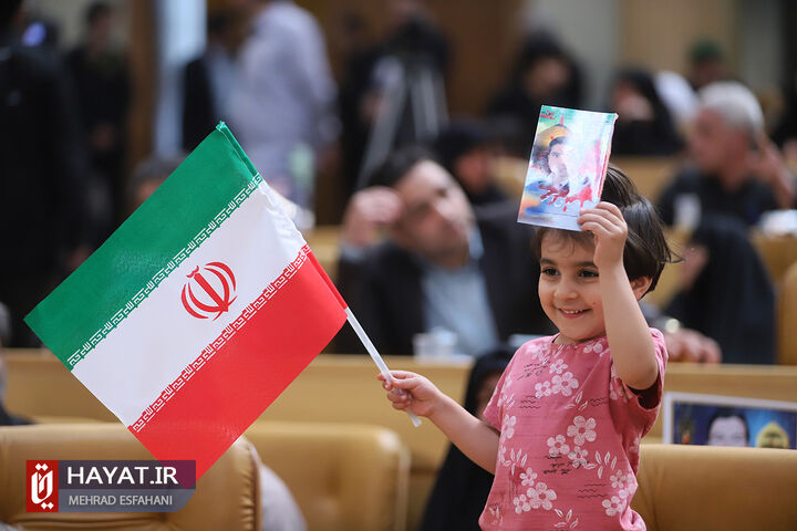 دیدار خانواده شهدای مدافع حرم با رئیس جمهور (2)