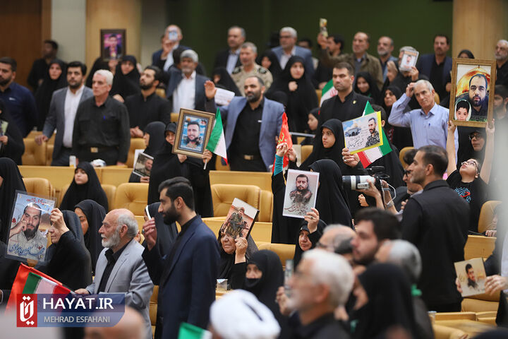 دیدار خانواده شهدای مدافع حرم با رئیس جمهور (2)