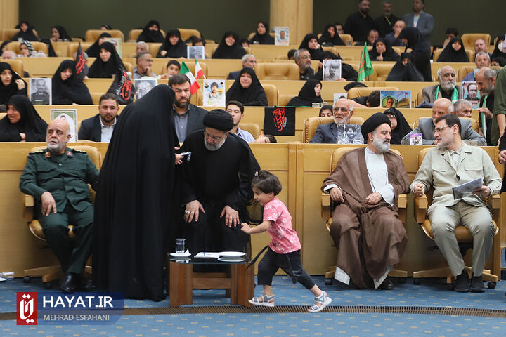 دیدار خانواده شهدای مدافع حرم با رئیس جمهور (2)