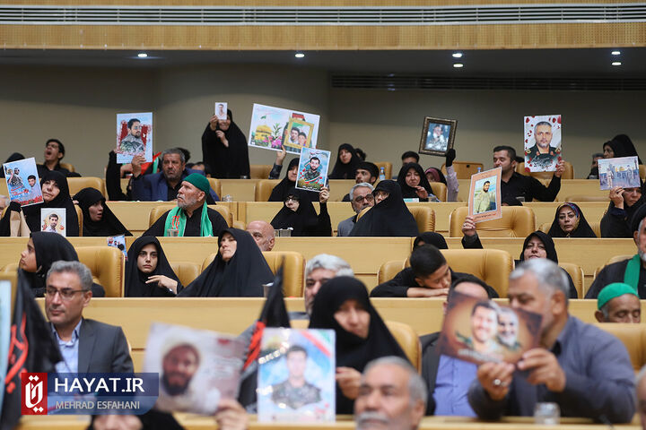 دیدار خانواده شهدای مدافع حرم با رئیس جمهور (2)