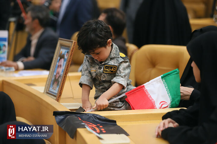 دیدار خانواده شهدای مدافع حرم با رئیس جمهور (2)