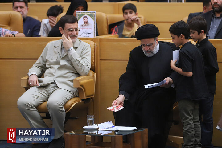 دیدار خانواده شهدای مدافع حرم با رئیس جمهور (2)