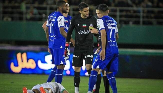 درگیری بازیکنان نفت و استقلال در دقیقه 7+90 درگیری بازیکنان نفت و استقلال در دقیقه 7+90