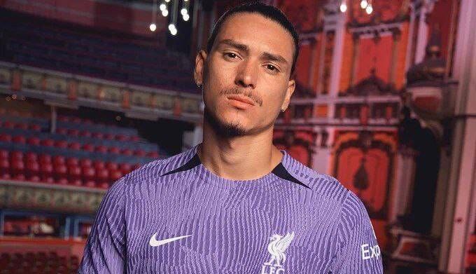 پیراهن لیورپول در کنسرت معرفی شد پیراهن لیورپول در کنسرت معرفی شد