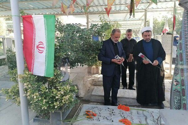 عزت و سربلندی ایران مدیون رشادتهای شهداست عزت و سربلندی ایران مدیون رشادتهای شهداست