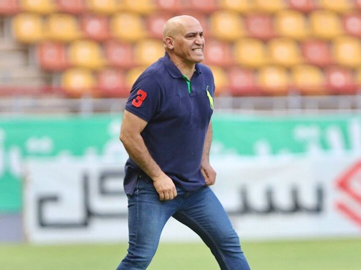 منصوریان و مربیان فولاد کنار کاپیتان منصوریان و مربیان فولاد کنار کاپیتان