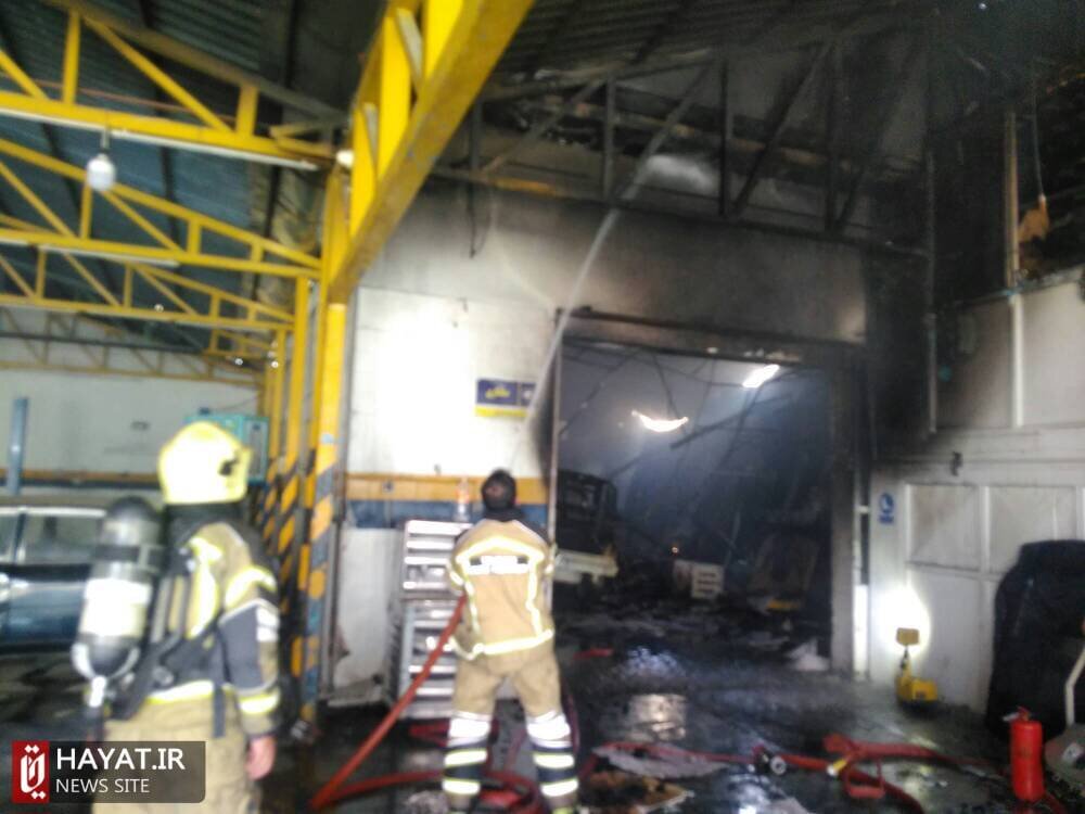 وقوع حریق در دو تعمیرگاه مجاور یکدیگر/ فرد مصدوم تحویل عوامل اورژانس شد +فیلم