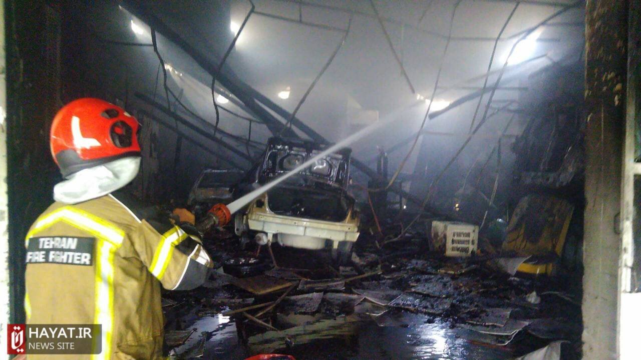 وقوع حریق در دو تعمیرگاه مجاور یکدیگر/ فرد مصدوم تحویل عوامل اورژانس شد +فیلم