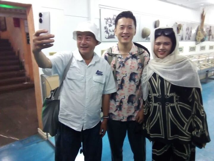 بازدید سه توریست چینی از موزه شهدا بازدید سه توریست چینی از موزه شهدا