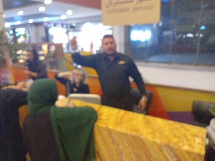 ضرب و شتم آمر به معروف در یکی از مجتمع های تجاری شرق تهران ضرب و شتم آمر به معروف در یکی از مجتمع های تجاری شرق تهران