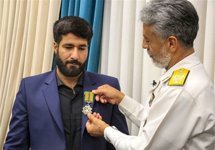 اهدای نشان فداکاری ارتش به فرزاد بادپا خادم حرم شاهچراغ (ع) اهدای نشان فداکاری ارتش به فرزاد بادپا خادم حرم شاهچراغ (ع)