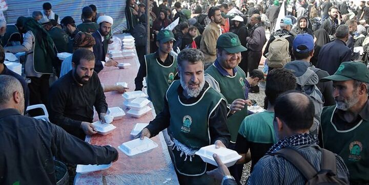 خدمت‌رسانی خادمان امام رضا (ع) به زائران اربعین از مرز پاکستان تا خاک عراق