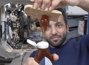 ویدیوی عجیب و جالب عسل خوردن فضانورد اماراتی در فضا