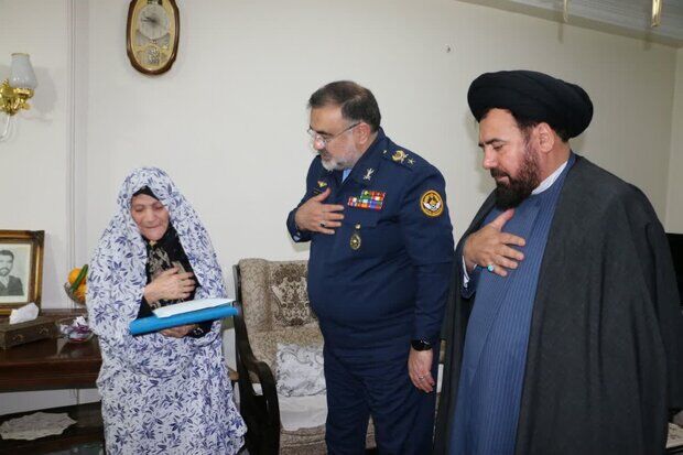 امیر واحدی با خانواده شهید «تیموری» و آزاده «کریمی» دیدار کرد امیر واحدی با خانواده شهید «تیموری» و آزاده «کریمی» دیدار کرد