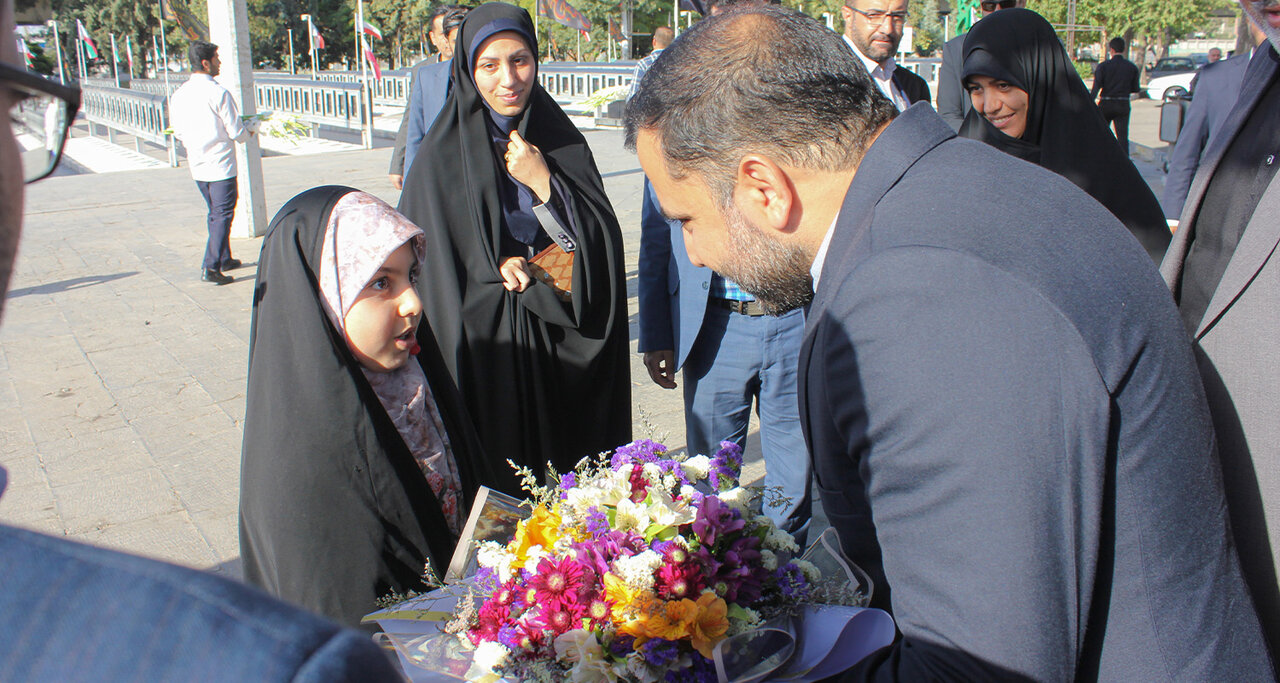 وزیر ارتباطات و فناوری اطلاعات به مقام شهدای قزوین ادای احترام کرد