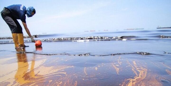 پاکسازی آلودگی نفتی ناشی از نشت لوله در خلیج فارس