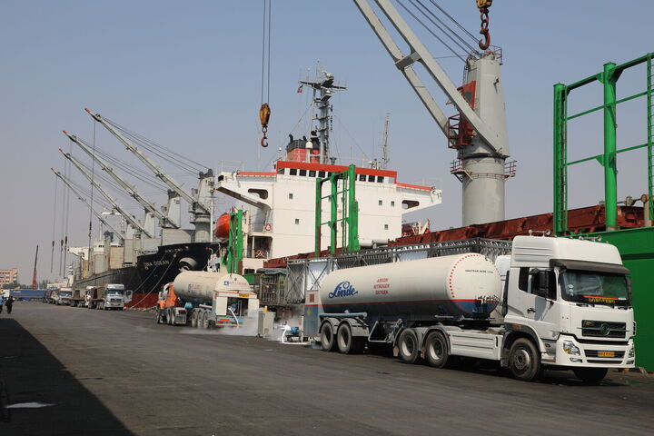 افزایش ۱۰۰ درصدی ترانزیت فرآوردههای نفتی در بنادر شرق هرمزگان افزایش ۱۰۰ درصدی ترانزیت فرآوردههای نفتی در بنادر شرق هرمزگان