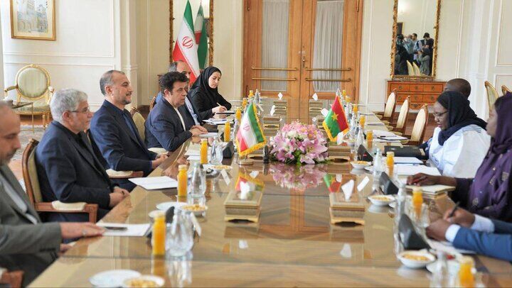 دیدار و گفتگوی امیرعبداللهیان با وزیر امور خارجه بورکینافاسو دیدار و گفتگوی امیرعبداللهیان با وزیر امور خارجه بورکینافاسو