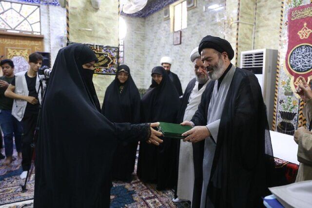 تجلیل از خانواده شهدای مقاومت/تقدیر نماینده ولی فقیه از مردم عراق برای تکریم قرآن تجلیل از خانواده شهدای مقاومت/تقدیر نماینده ولی فقیه از مردم عراق برای تکریم قرآن