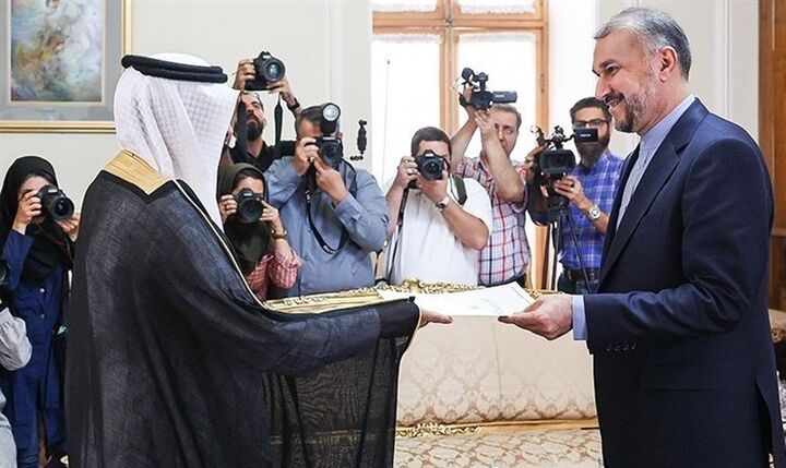 سفیر عربستان رونوشت استوارنامه خود را تقدیم امیرعبداللهیان کرد سفیر عربستان رونوشت استوارنامه خود را تقدیم امیرعبداللهیان کرد