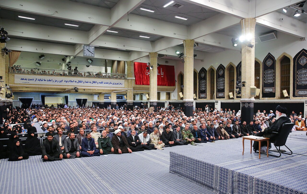 رهبر انقلاب: دشمن وحدت و امنیت ملی را هدف گرفته است/ نگذارید وحدت را بهم بزنند