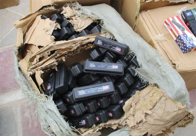 کشف محموله بزرگ سلاحهای آمریکایی ویژه آشوب و اغتشاش در خلیج فارس/ توقیف ۶ هزار شوکر قبل از پخش