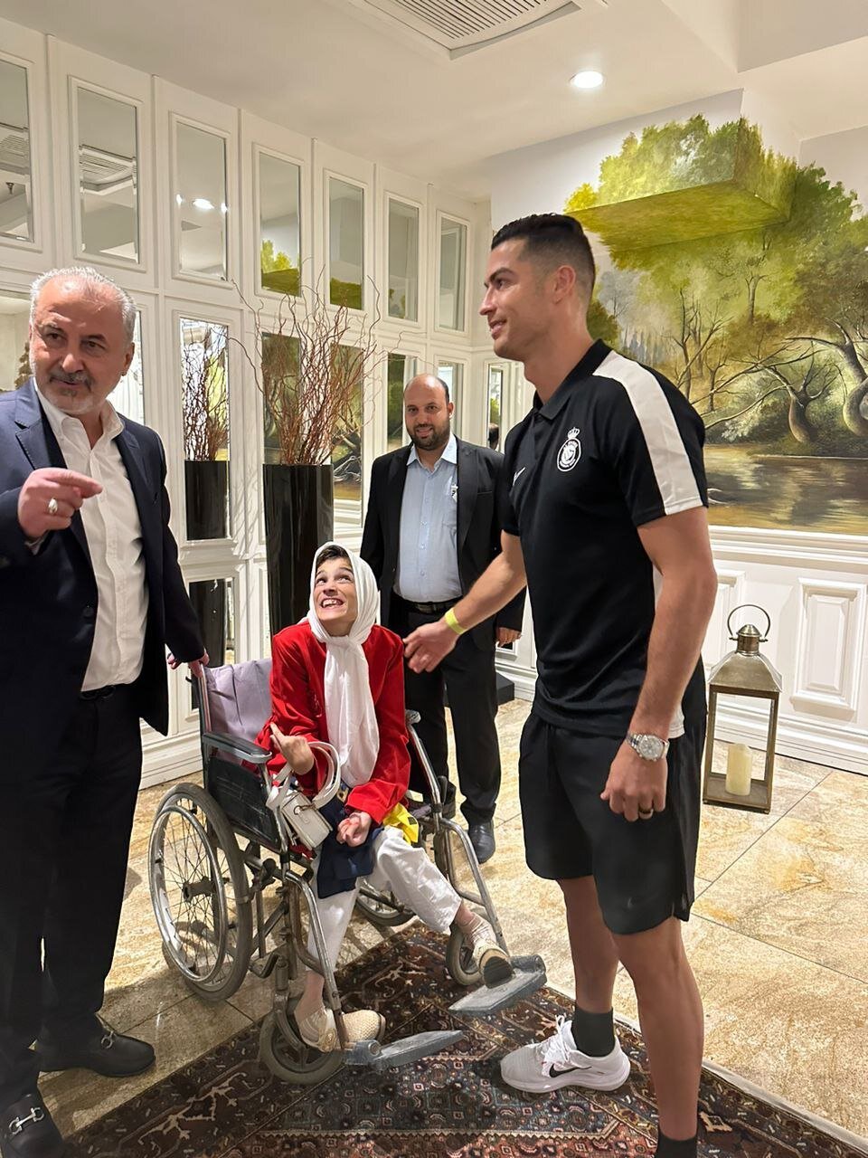 هوادار هنرمند رونالدو به آرزویش رسید (عکس)