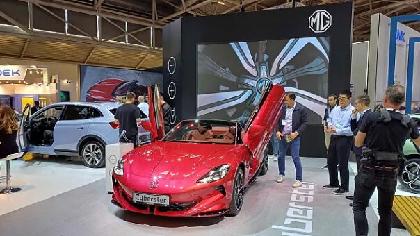 نسل جدید تجهیزات خودرو؛ شیشهٔ لمسی با قابلیت دودیشدن و تبدیل به پردهٔ سینما + فیلم نسل جدید تجهیزات خودرو؛ شیشهٔ لمسی با قابلیت دودیشدن و تبدیل به پردهٔ سینما + فیلم