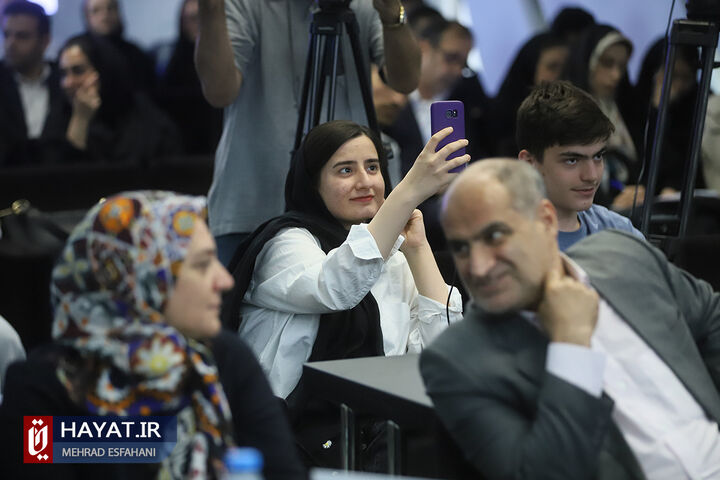 تجلیل از نفرات برتر کنکور 1402 در بیمه دی