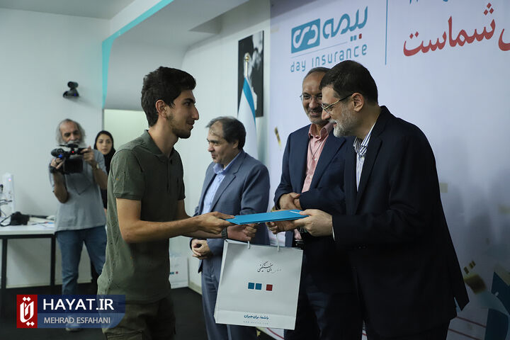 تجلیل از نفرات برتر کنکور 1402 در بیمه دی